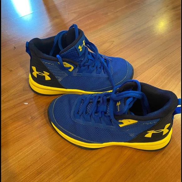 Under armour basketball shoes - Picture 1 of 1